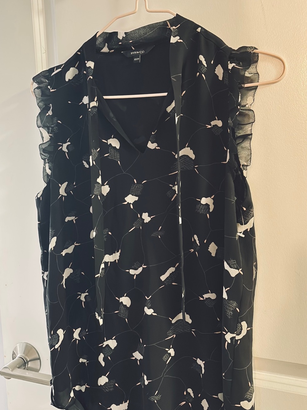 RW&CO. Black Floral-Print Ruffle-Sleeve Camisole